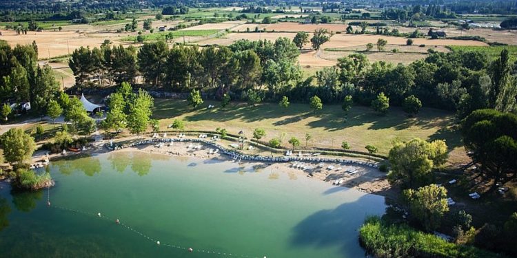 Baignade au plan d’eau du camping Val de Durance