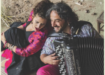 Cabaret latino dans la cour du château de Lauris