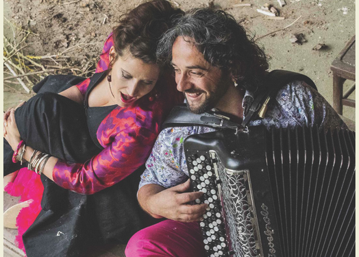 Cabaret latino dans la cour du château de Lauris