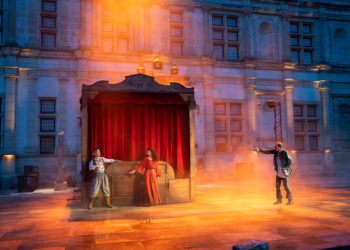 ‘Fracasse’ devant la majestueuse façade du château de Grignan