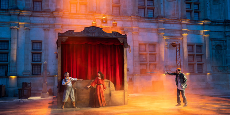 ‘Fracasse’ devant la majestueuse façade du château de Grignan