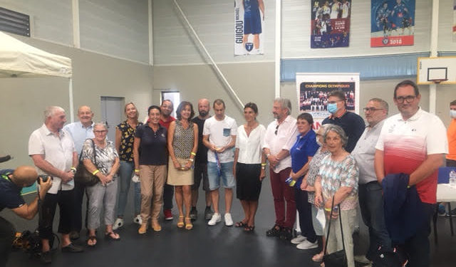 Michaël Guigou présente sa médaille olympique à la jeunesse aptésienne