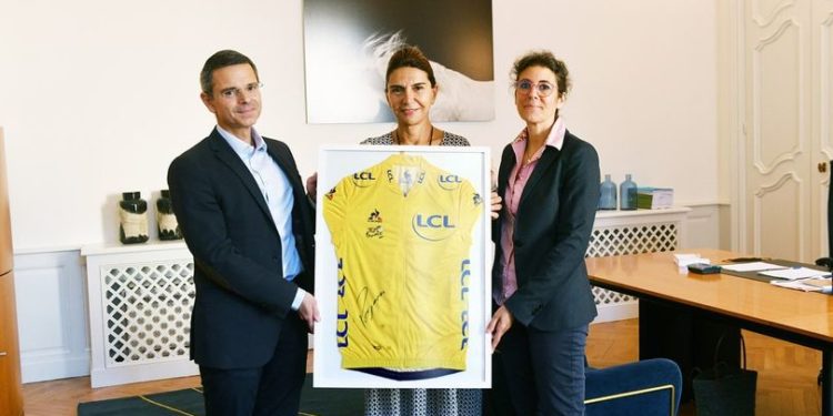 ‘Vertical combat’ : le maillot du vainqueur du Tour de France aux enchères