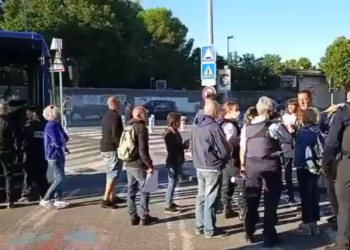 (Vidéo) Antivax : la  Région condamne le blocage du ‘Vaccinobus’ à Carpentras