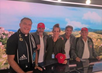 La confrérie de la Fraise de Carpentras se pavane dans les locaux de TF1