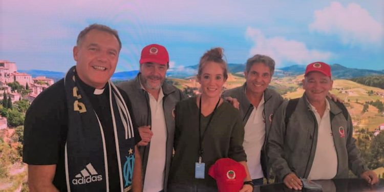 La confrérie de la Fraise de Carpentras se pavane dans les locaux de TF1