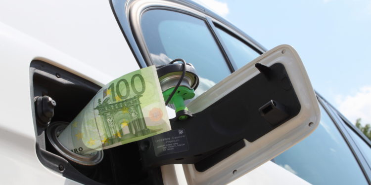 Véhicule de société : l’essence désormais aussi déductible que le gazole