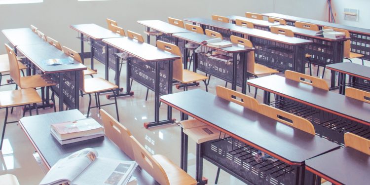 Suppression de classes, Julien Aubert saisit son crayon