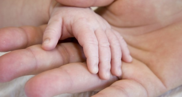 Le Livre qui décoiffe : ‘Le père, le fils et puis… Eva’, où quand James Bond est marseillais