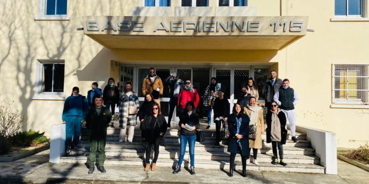 Souad Zitouni emmène des jeunes vauclusiens à la découverte de la BA115