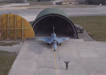 Un Mirage 2000 d’Orange intercepte un avion au-dessus de la base navale de Toulon