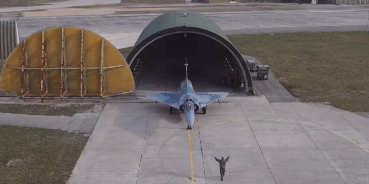 Un Mirage 2000 d’Orange intercepte un avion au-dessus de la base navale de Toulon