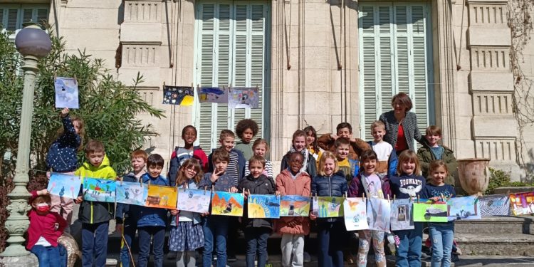 (Vidéo) Ephémère… ça y est, tout est sec ! On ramasse la 1ère Grande Lessive du musée Vouland !