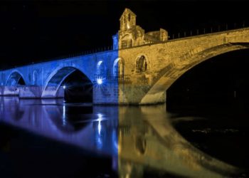 Le pont d’Avignon aux couleurs de l’Ukraine