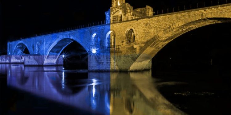 Le pont d’Avignon aux couleurs de l’Ukraine