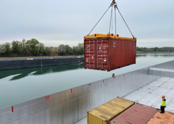 Le port d’Arles a accueilli les premiers conteneurs fluviaux en provenance de Fos-sur-mer