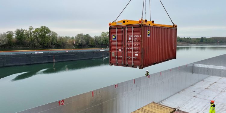 Le port d’Arles a accueilli les premiers conteneurs fluviaux en provenance de Fos-sur-mer