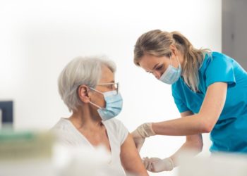 Covid-19 : extension de la 4e dose aux personnes âgées de 60 à 79 ans