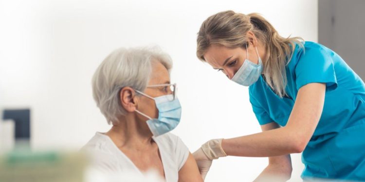 Covid-19 : extension de la 4e dose aux personnes âgées de 60 à 79 ans