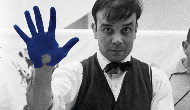 L’artiste Yves Klein s’invite au château des Baux-de-Provence