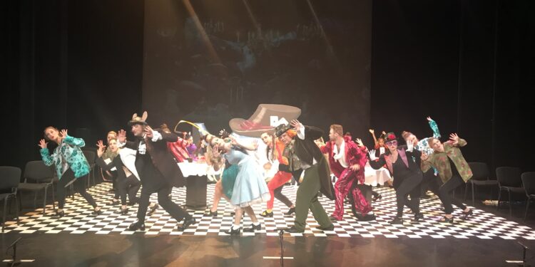 Retrouvez Alice au pays des merveilles ce soir et demain au Théâtre Benoît XII à 20h à Avignon