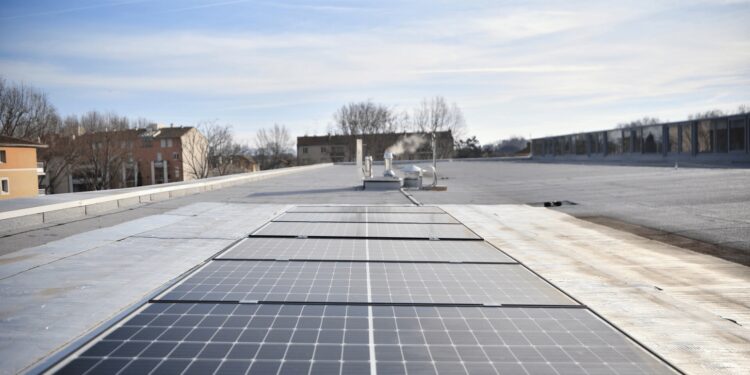 Avignon installe de nouveaux panneaux photovoltaïques sur ses toits