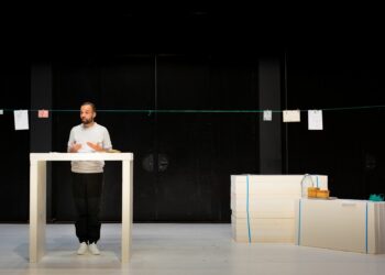 Au théâtre des Doms la ‘Koulounisation’ de Salim Djaferi nous invite à trouver les mots justes