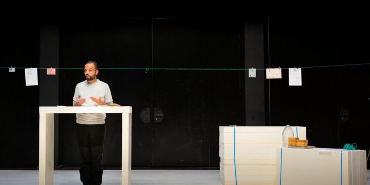 Au théâtre des Doms la ‘Koulounisation’ de Salim Djaferi nous invite à trouver les mots justes