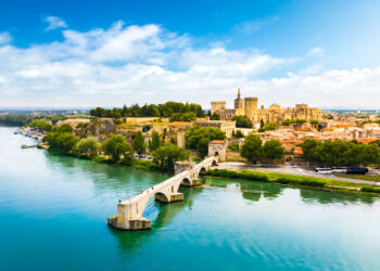 SOUS le pont d’Avignon…