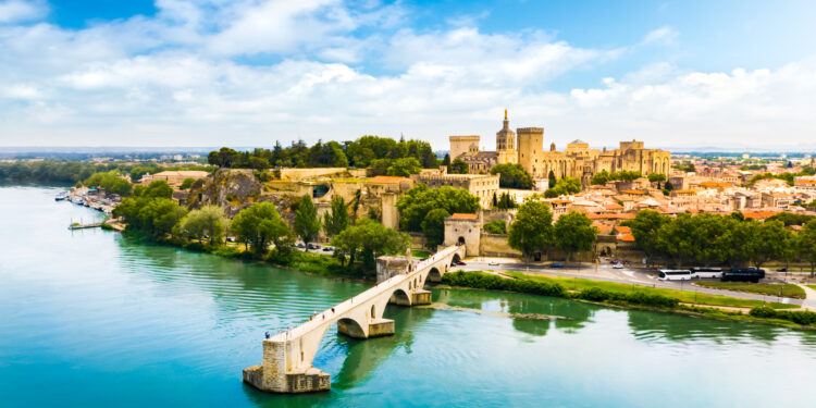 SOUS le pont d’Avignon…