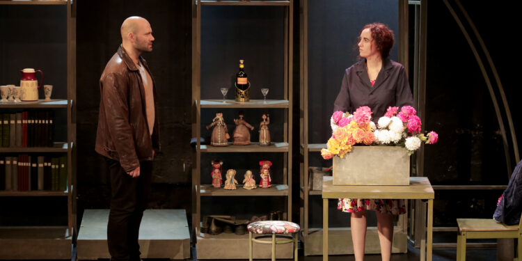 Une adaptation réussie de «Changer l’eau des fleurs» au Théâtre du Chêne Noir