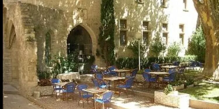 Avignon, Palais de l’archevêché, Ça vous dit de manger Local(e) ?