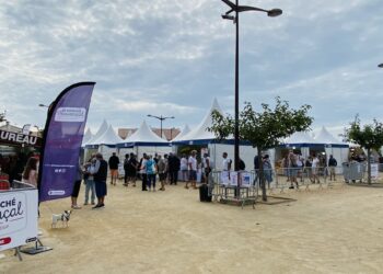 Saintes-Marie-de-la-Mer, installation du Marché provençal