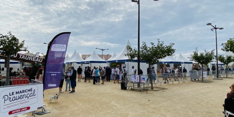 Saintes-Marie-de-la-Mer, installation du Marché provençal