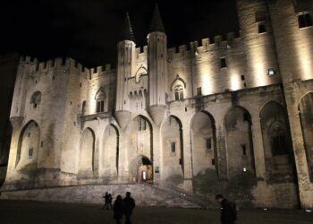 Le palais des papes à la nuit tombée ? Des visites rares et foisonnantes d’information