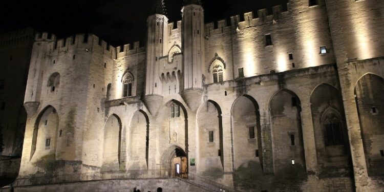 Le palais des papes à la nuit tombée ? Des visites rares et foisonnantes d’information