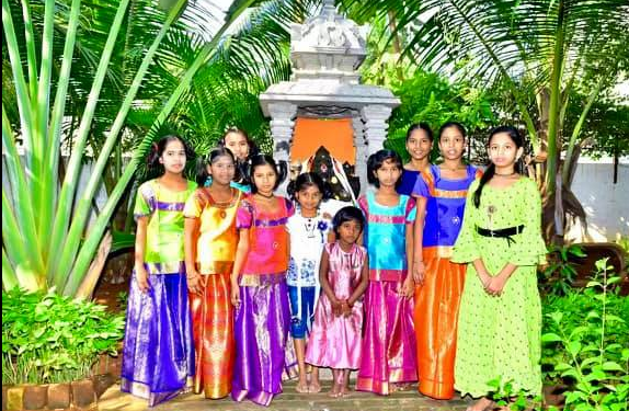 Adaikalam, ça vous dirait de déjeuner dans les jardins du Musée Vouland au profit de la Maison d’Agathe ?