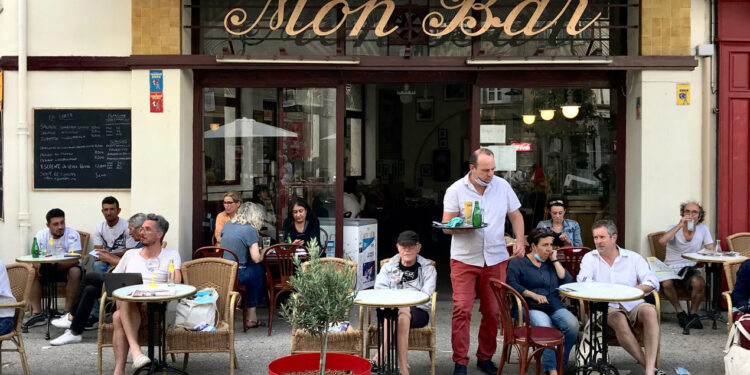 Les bistrots, le premier réseau social en danger