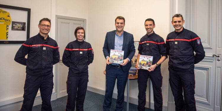 Le calendrier des pompiers déjà entre les mains des Bollénois