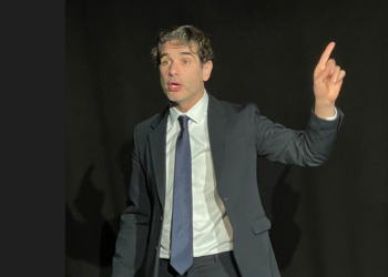 Avignon, Seul-en-scène de Karim Mendil, un spectacle enthousiasmant