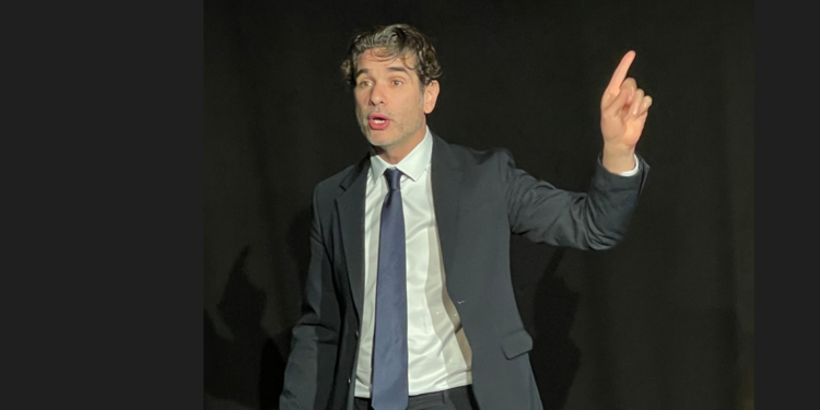 Avignon, Seul-en-scène de Karim Mendil, un spectacle enthousiasmant