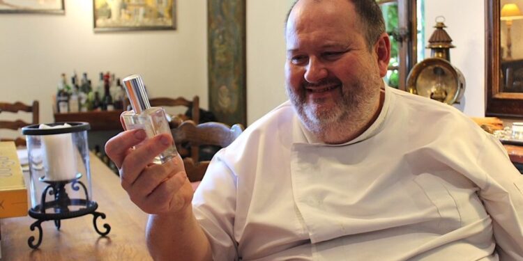 ‘À l’abri du Mistral’ : l’histoire d’un chef étoilé mise en flacon