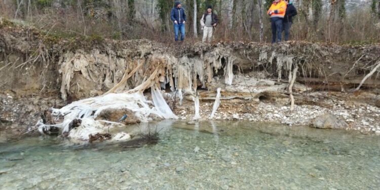 Toulourenc : un plan d’urgence pour stopper la pollution de matières plastiques