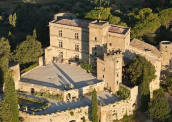 Entre expositions et jeux de piste, découvrir le Château de Lourmarin autrement