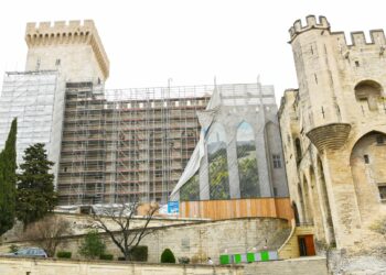 Avignon : la bâche du palais des papes a été retirée