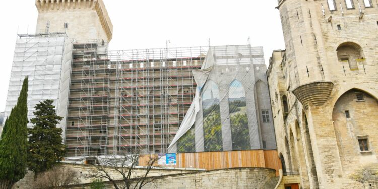 Avignon : la bâche du palais des papes a été retirée