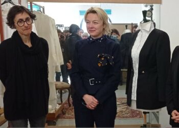 Un tailleur sur mesure pour  Debora Waldman, directrice musicale de l’Orchestre National Grand Avignon