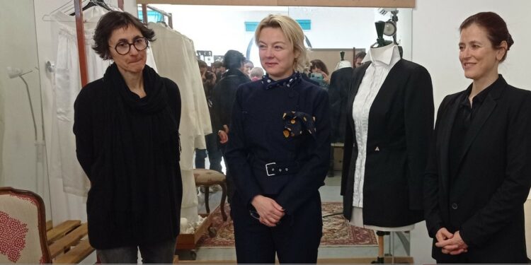 Un tailleur sur mesure pour  Debora Waldman, directrice musicale de l’Orchestre National Grand Avignon