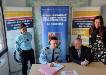 Lutte contre les violences conjugales : la gendarmerie de Vaucluse signe un partenariat avec l’association Rhéso