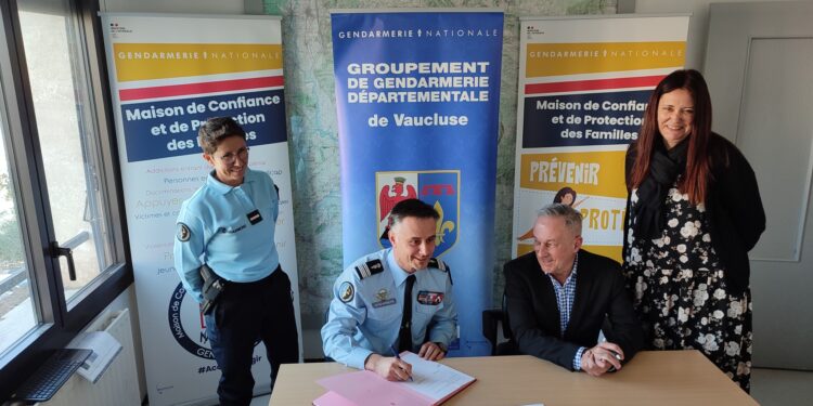 Lutte contre les violences conjugales : la gendarmerie de Vaucluse signe un partenariat avec l’association Rhéso